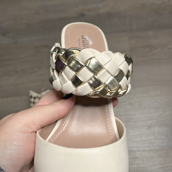 Charles by Charles David Cream and Gold Checkered Chunky Heel With Strap Sz 7.5 - Picture 4 of 7